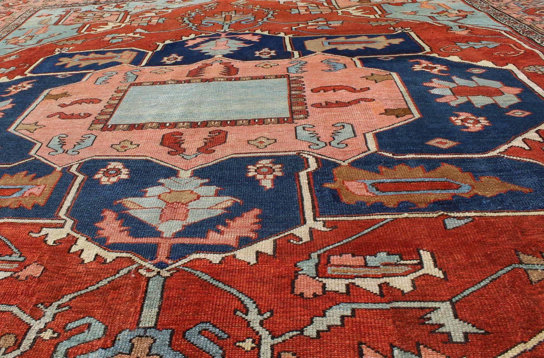 Antique Persian Serapi Carpet with Arabesque Detail and Vine-Scroll Border In Good Condition For Sale In Atlanta, GA