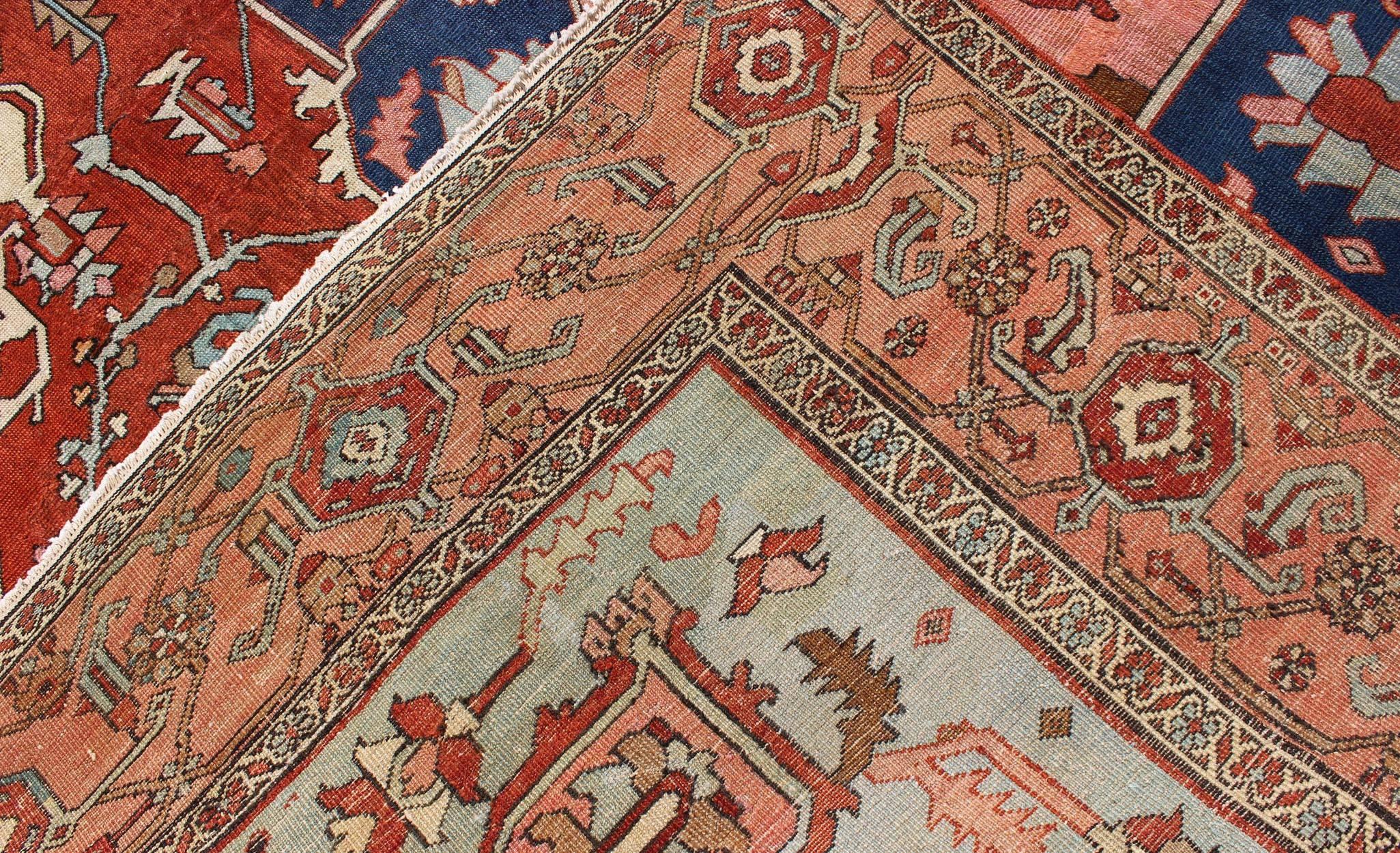 Antigua alfombra persa Serapi con detalles arabescos y borde de roleos de vid en venta 2