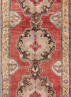 Alfombra Oushak vintage con tres medallones centrales: 4'6 x 12'3