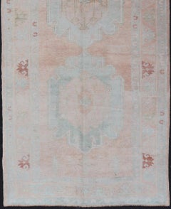 Heller türkischer Oushak-Vintage-Laufteppich mit Medaillons