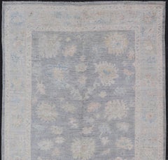 Moderner Oushak-Galerie-Teppich von Keivan Woven Arts in zartem Blau und Creme