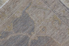 Alfombra Oushak moderna de Keivan Woven Arts en gris suave y beige dorado, de 3'0 x 5'1