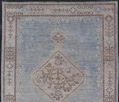 Alfombra moderna tipo Tabriz de Keivan Woven Arts en azul claro y marfil, de 5'2 x 6'11