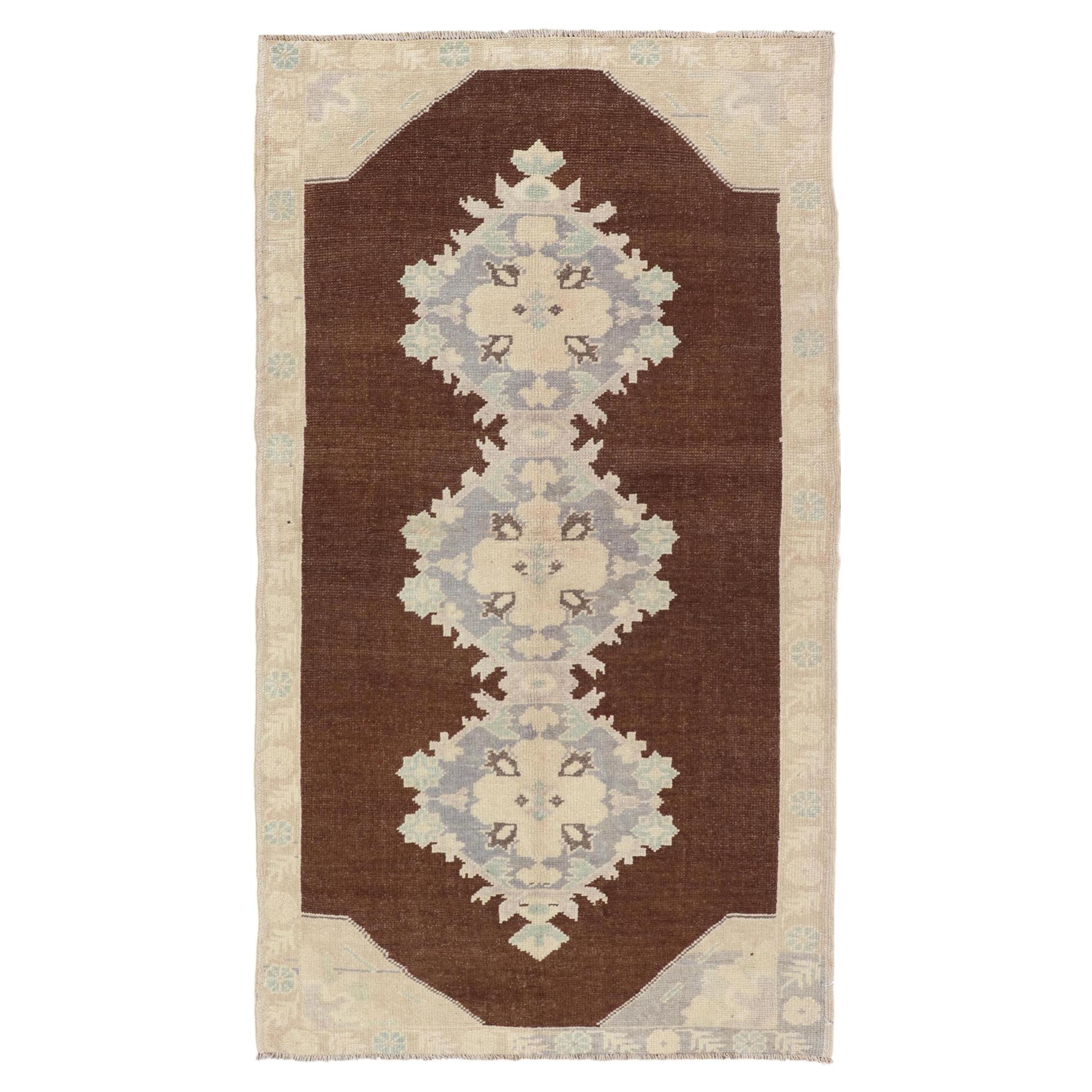 Alfombra turca vintage de estilo Oushak con medallones florales en marrón, gris y gris pardo