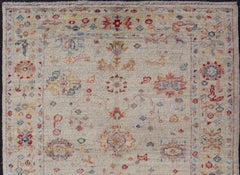 Moderner Angora-Uschak-Teppich mit zart elfenbeinfarbenem Grund und mehrfarbigem botanischem Muster