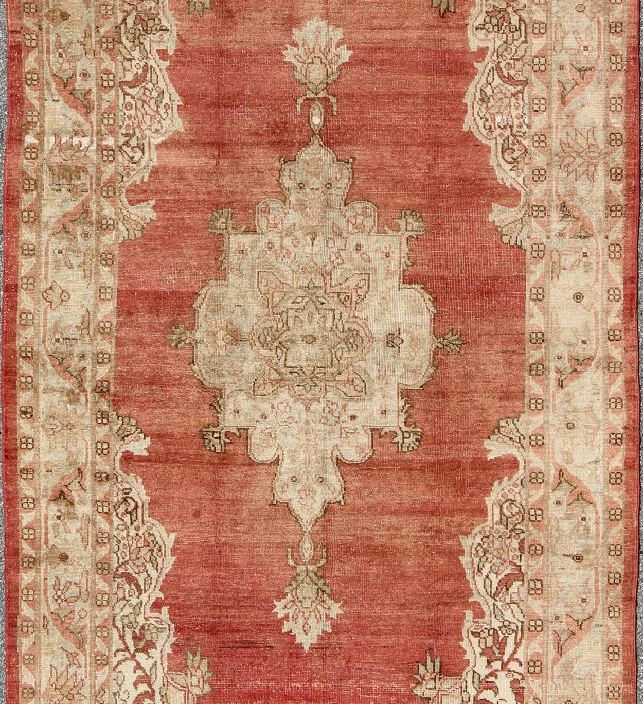 Turc Ancien tapis turc d'Oushak à médaillon avec fond rouge doux, taupe et vert pâle en vente