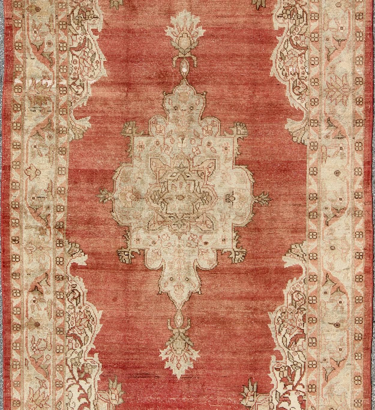 Antiker türkischer Oushak-Medaillon-Teppich mit weichem rotem Hintergrund in Taupe und Blassgrün (Türkisch) im Angebot