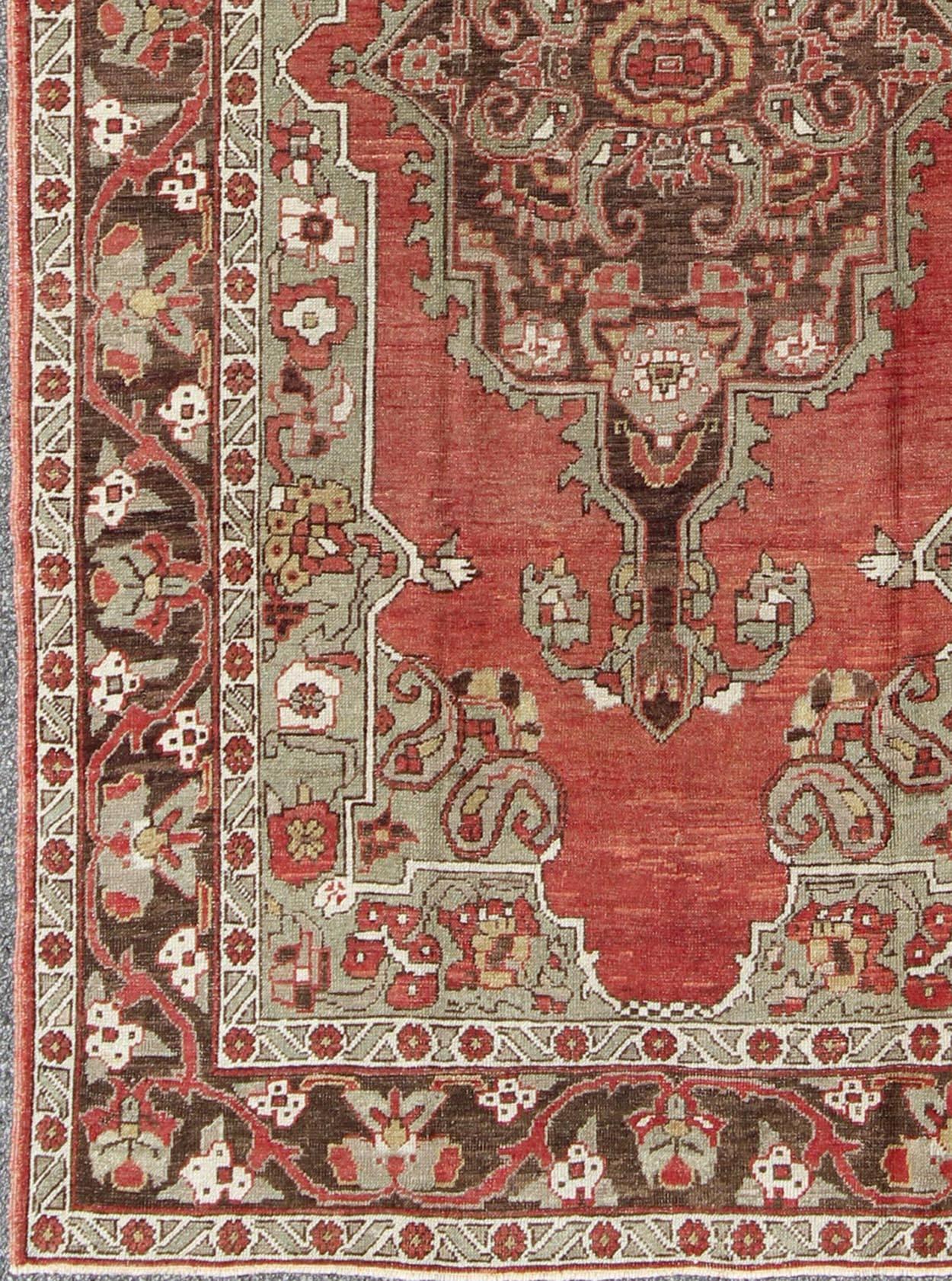 Antique Turkish Oushak Carpet with Medallion in Soft Red, Green and Brown. Rug/EL-12265. Antique Oushak, Antique Turkish Rug
This lovely antique Turkish Oushak rug displays a wonderful Sub-geometric design paired with a soft red abrash body. A