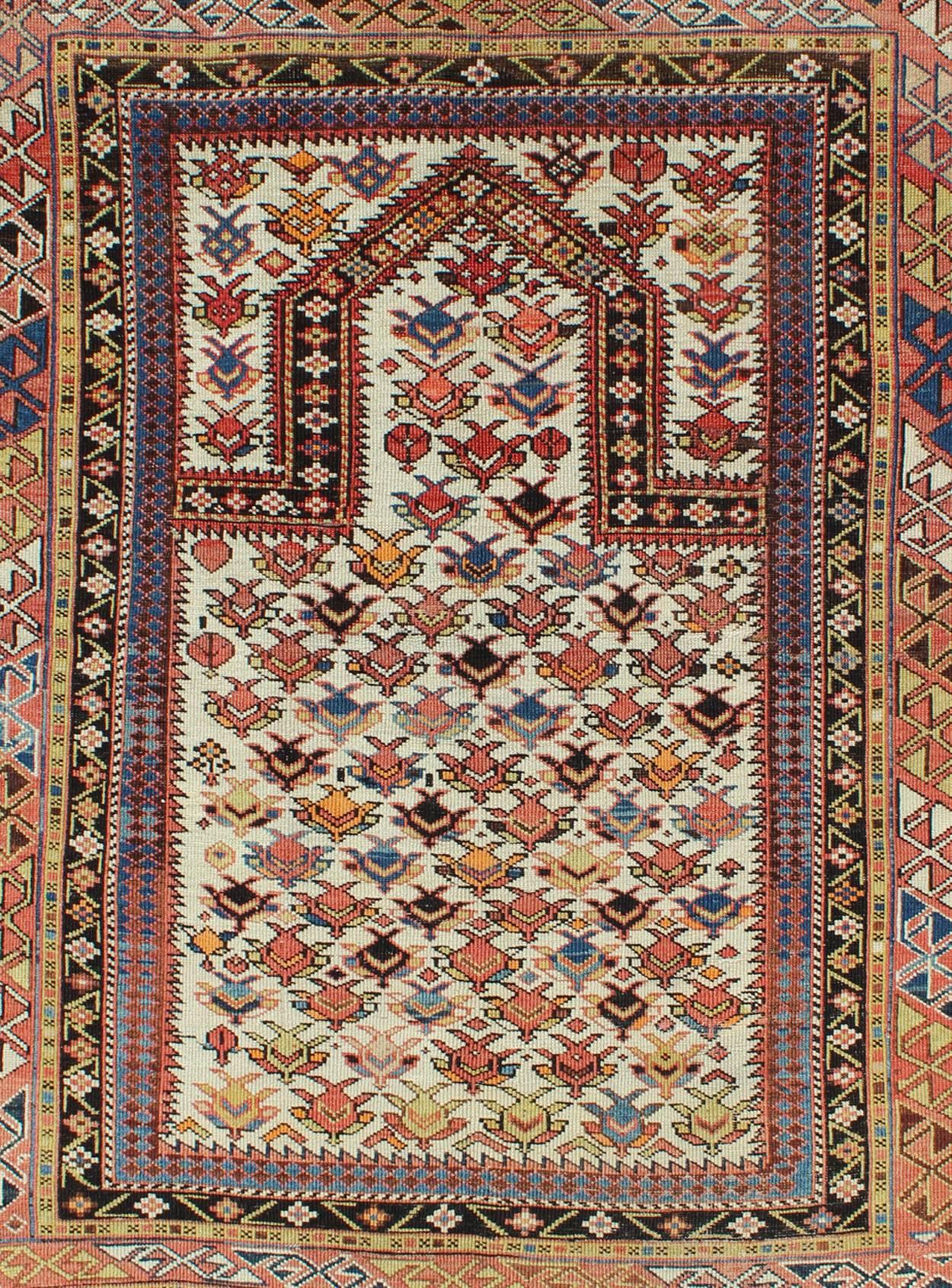 Antiker kaukasischer Schirwan-Teppich mit elfenbeinfarbenem Hintergrund, rostfarben, gelb und dunkelbraun (Kasachisch) im Angebot