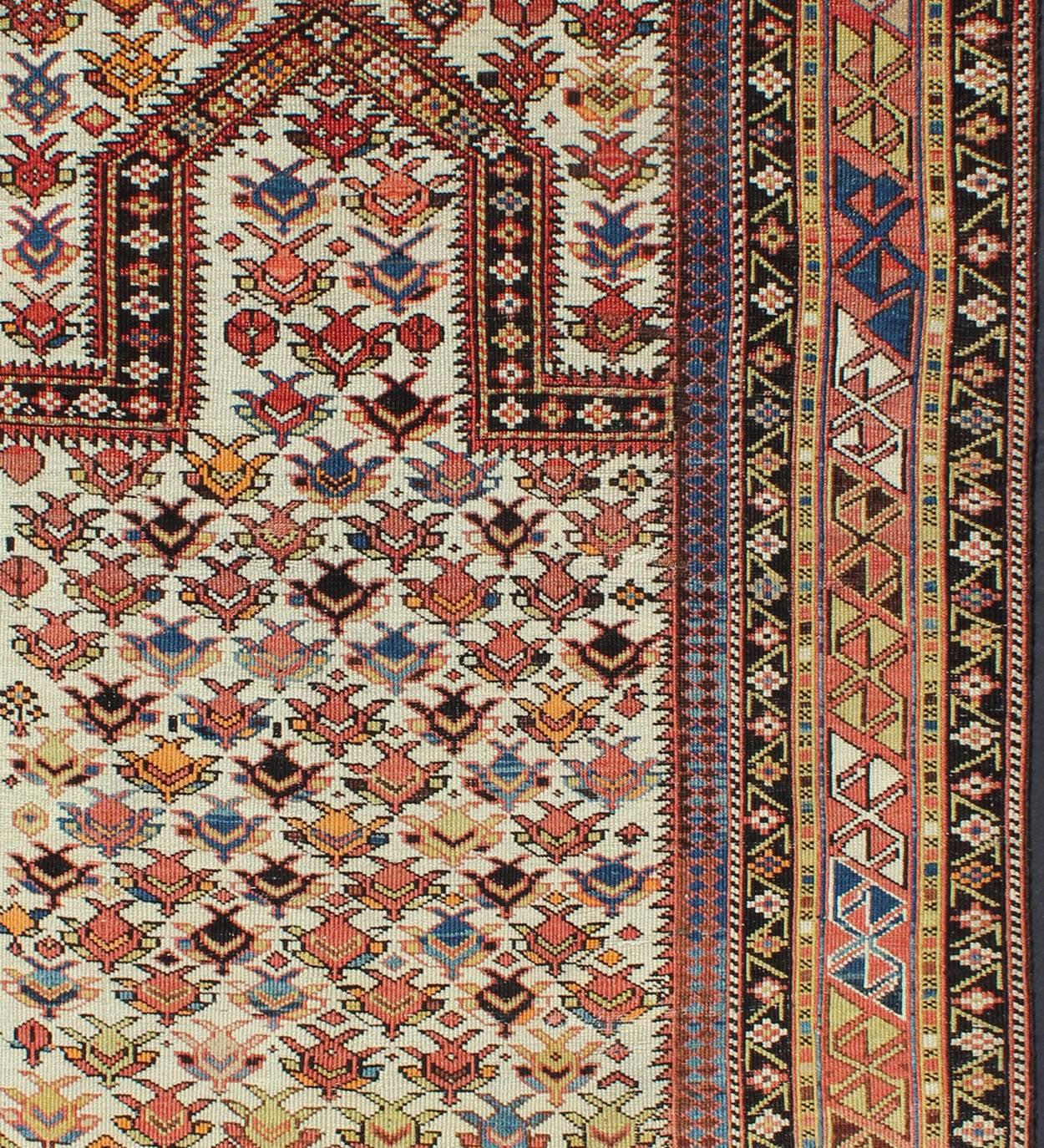 Antiker kaukasischer Schirwan-Teppich mit elfenbeinfarbenem Hintergrund, rostfarben, gelb und dunkelbraun (Kaukasisch) im Angebot