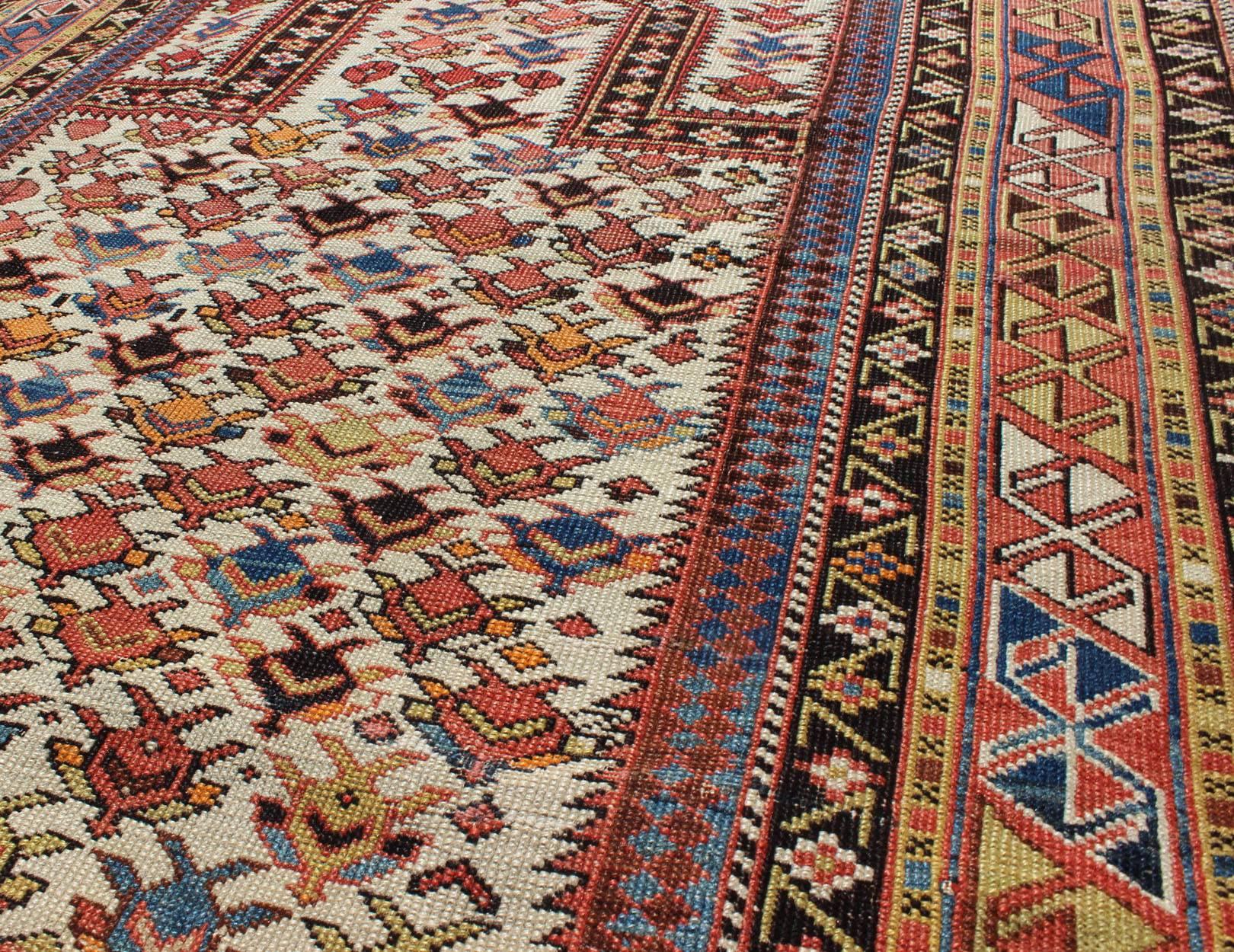 Antiker kaukasischer Schirwan-Teppich mit elfenbeinfarbenem Hintergrund, rostfarben, gelb und dunkelbraun (Handgeknüpft) im Angebot