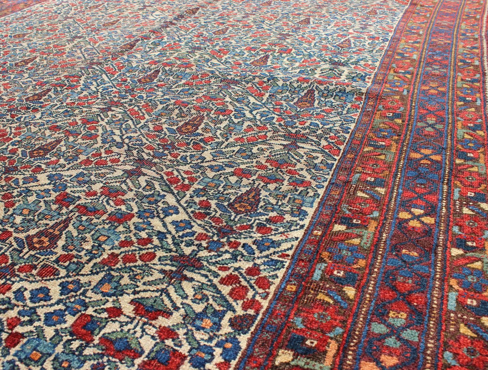 Noué à la main  Tapis persan ancien Afshar à fond ivoire et multicolore en vente