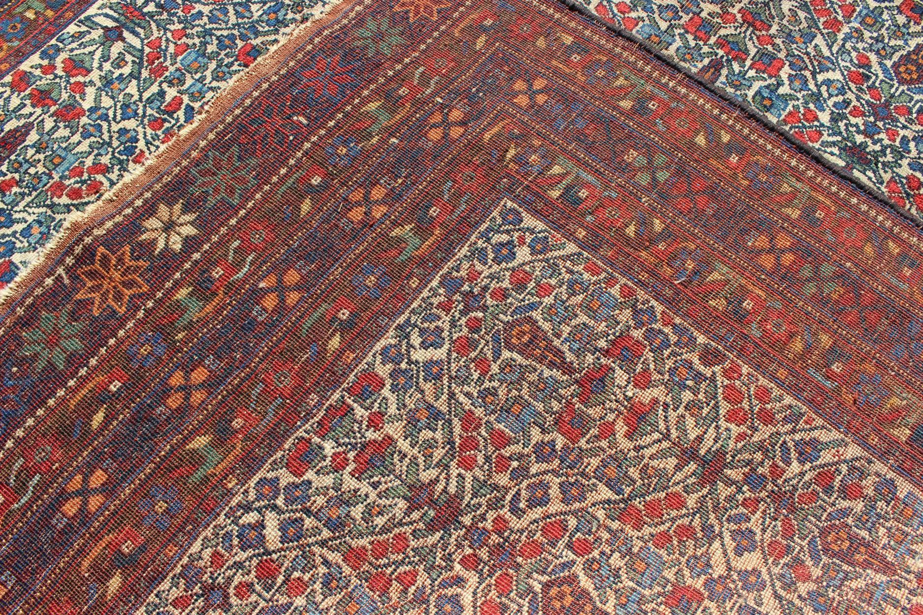 XX secolo Tappeto persiano antico Afshar con sfondo avorio e colori multipli in vendita