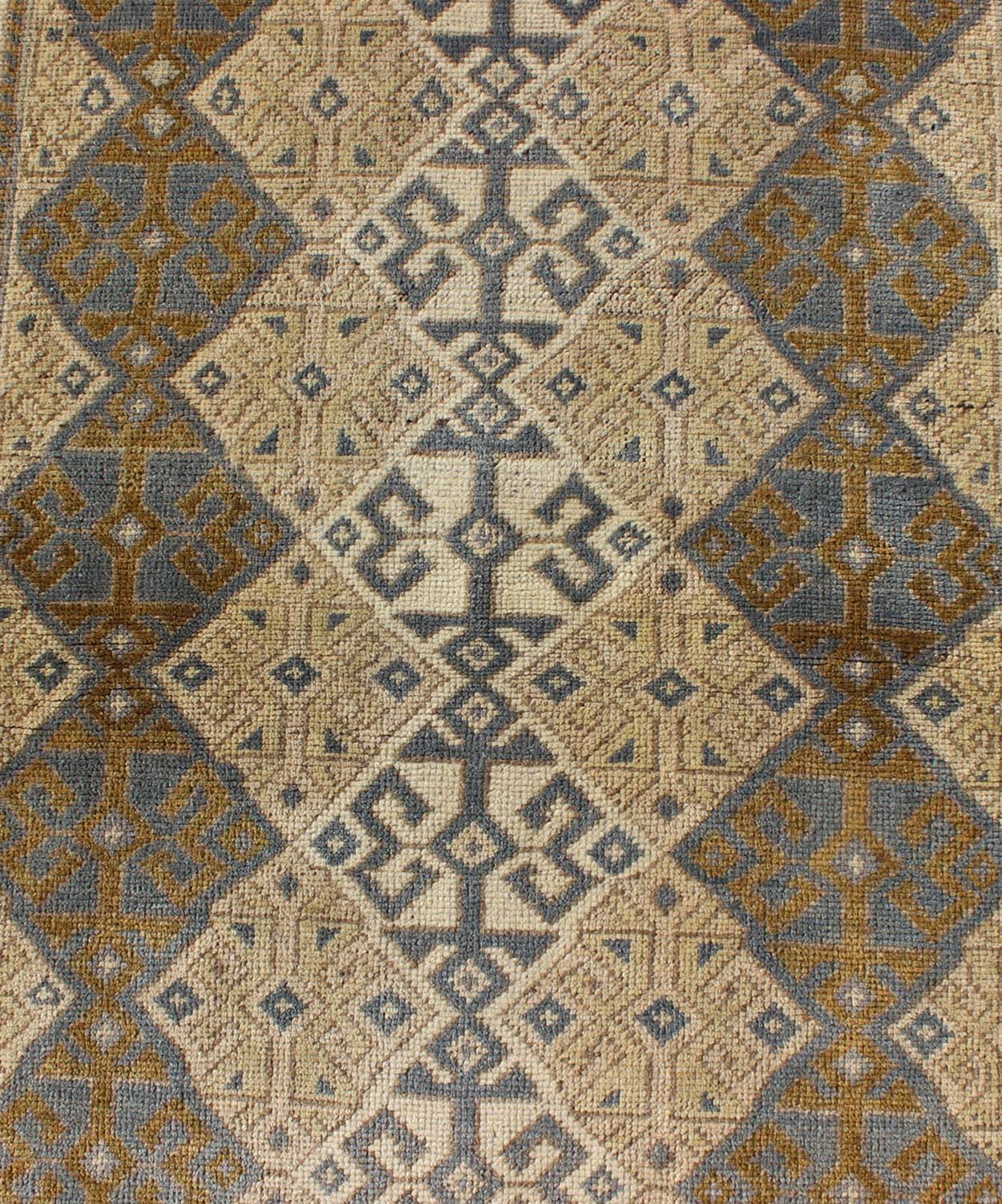 Antiker türkischer Oushak-Läufer mit geometrischem, geometrischem Design (20. Jahrhundert) im Angebot