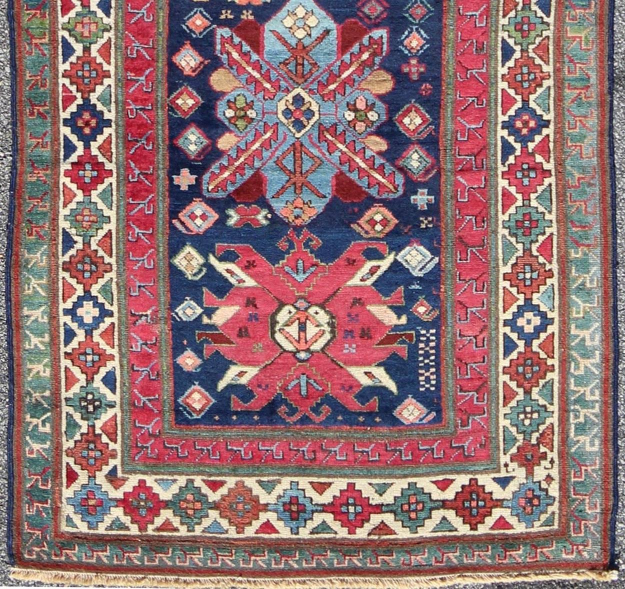 Antiker kaukasischer Läufer aus dem späten 19. Jahrhundert mit marineblauem Hintergrund. Keivan Woven Arts / Teppich 16-0603, Herkunftsland / Typ: Kaukasus / Kaukasisch, um 1890.  Antiker geometrischer kaukasischer Kazak. 
Maße: 3'6 x 9'9.
Dieser