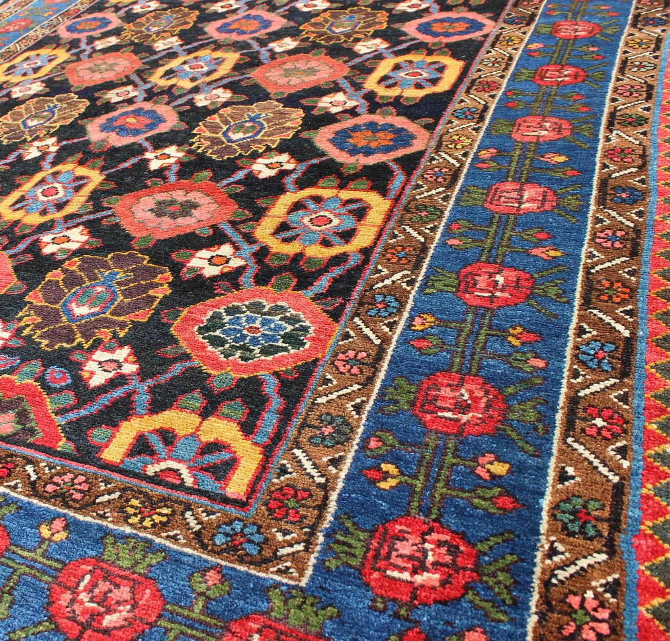 Noué à la main Tapis persan ancien Bakhtiari en vente