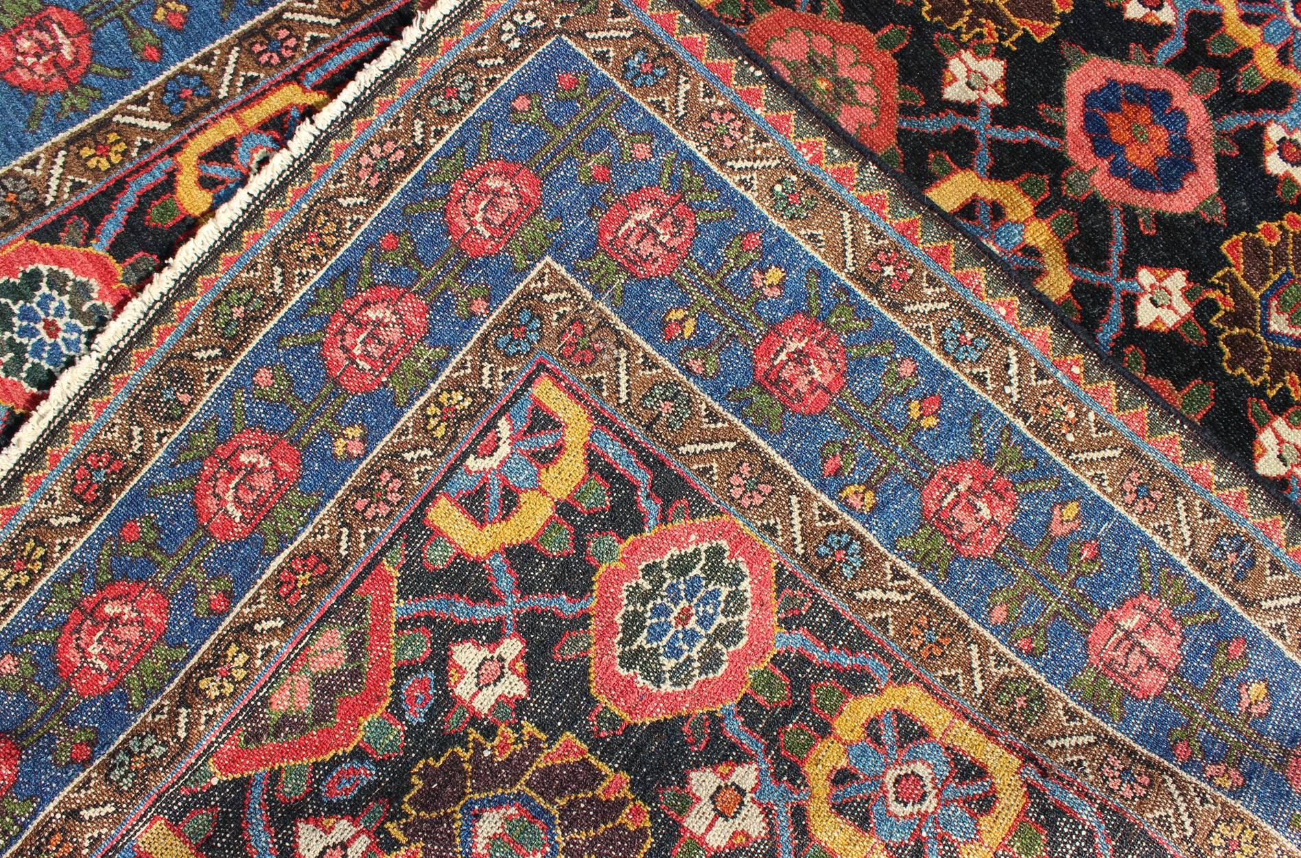 20ième siècle Tapis persan ancien Bakhtiari en vente