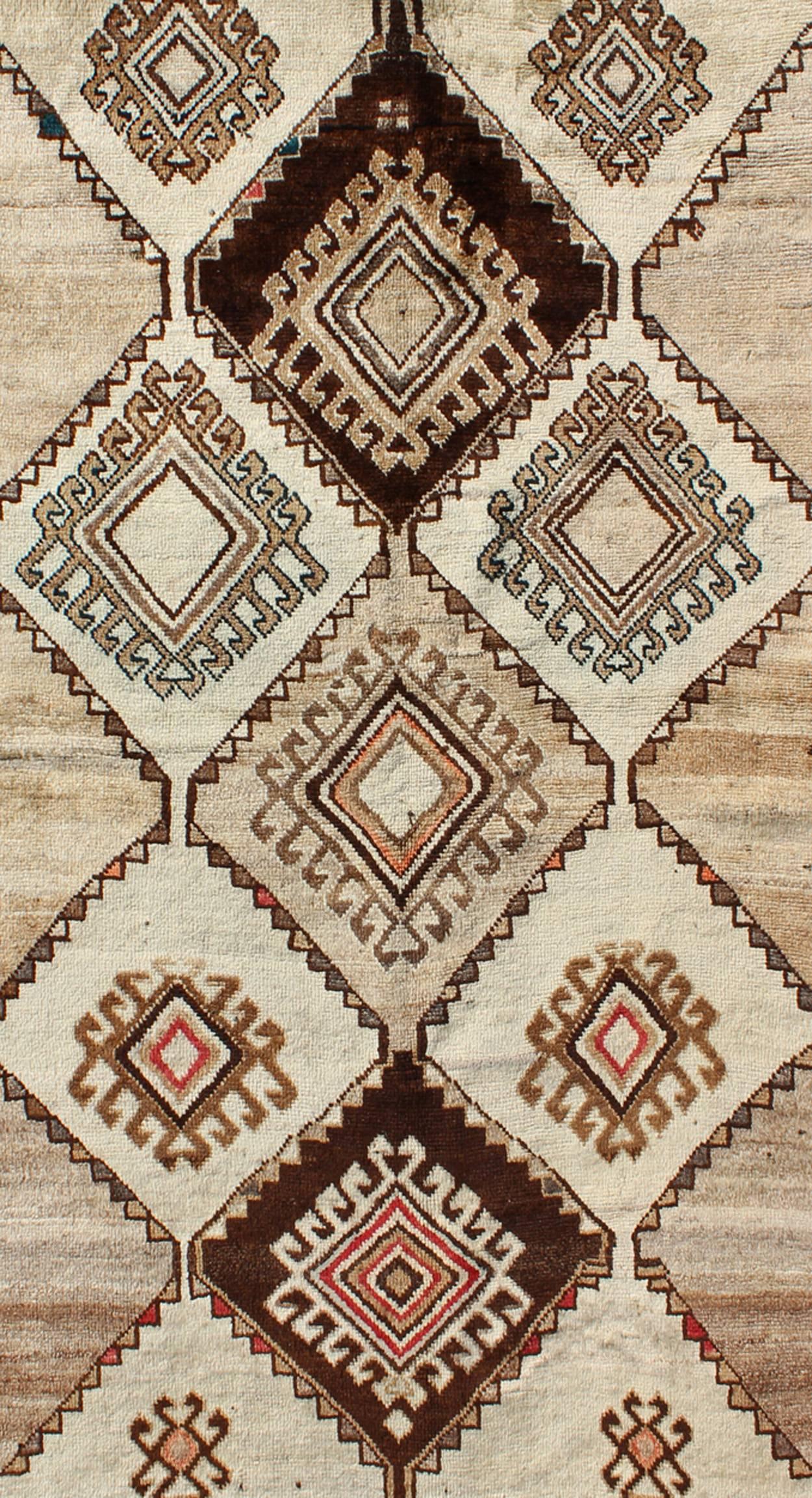 Tribale Gabbeh persiano vintage con diamanti e disegni geometrici nei toni della terra in vendita