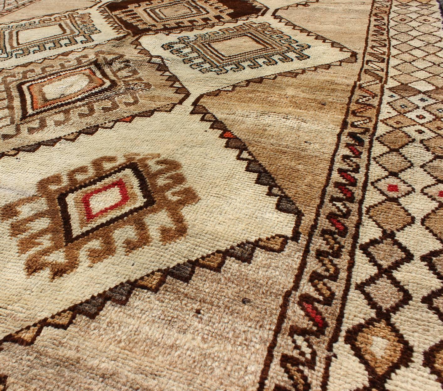 Annodato a mano Gabbeh persiano vintage con diamanti e disegni geometrici nei toni della terra in vendita