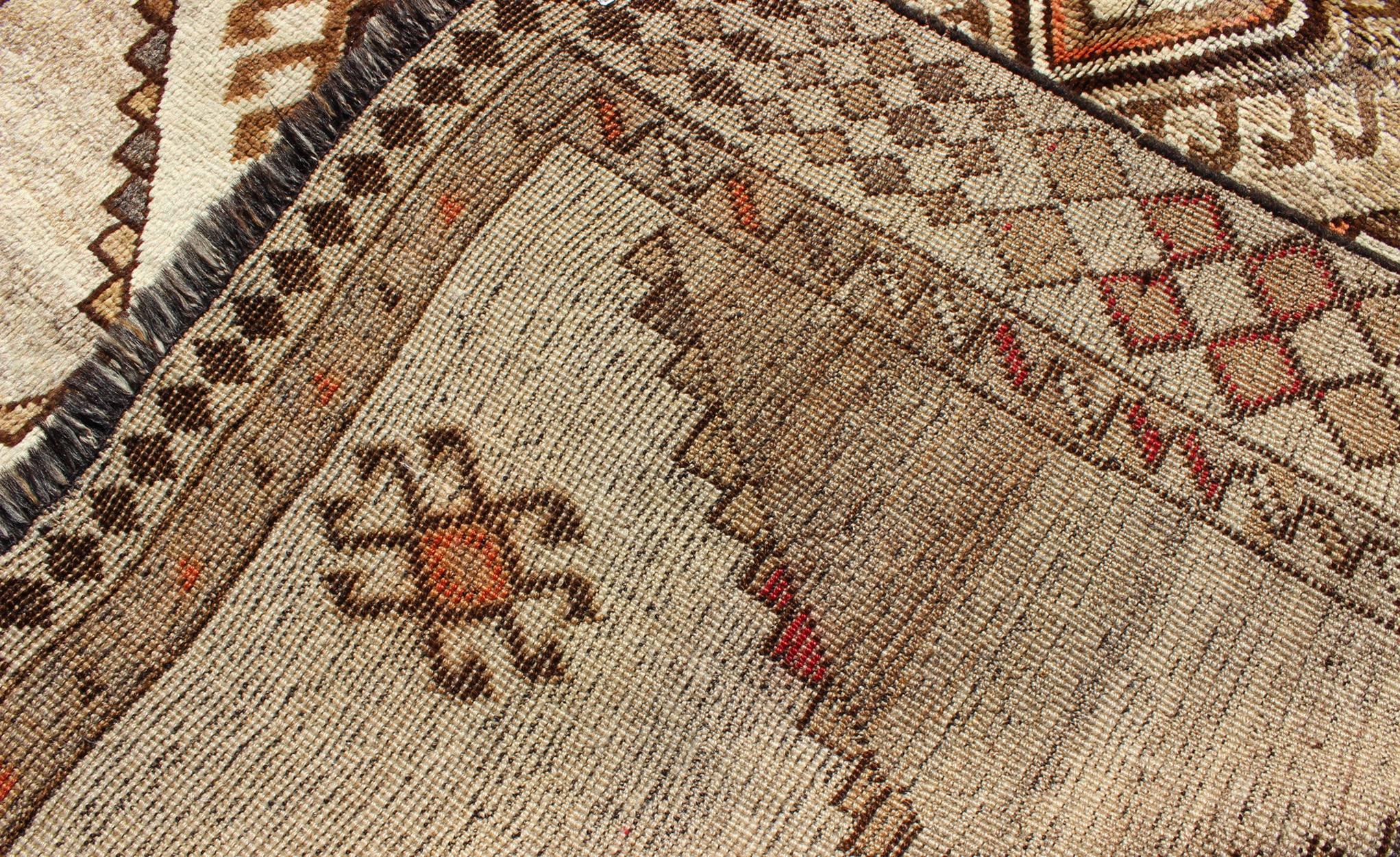 Gabbeh persiano vintage con diamanti e disegni geometrici nei toni della terra In condizioni ottime in vendita a Atlanta, GA