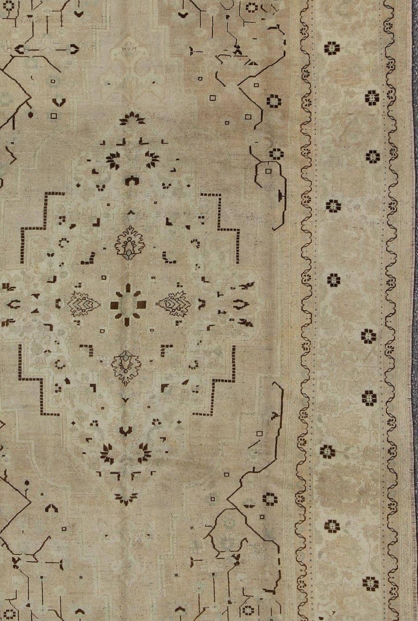 Vintage Turkish Rug in Neutral Tones in Taupe and Brown Highlights In Good Condition For Sale In Atlanta, GA