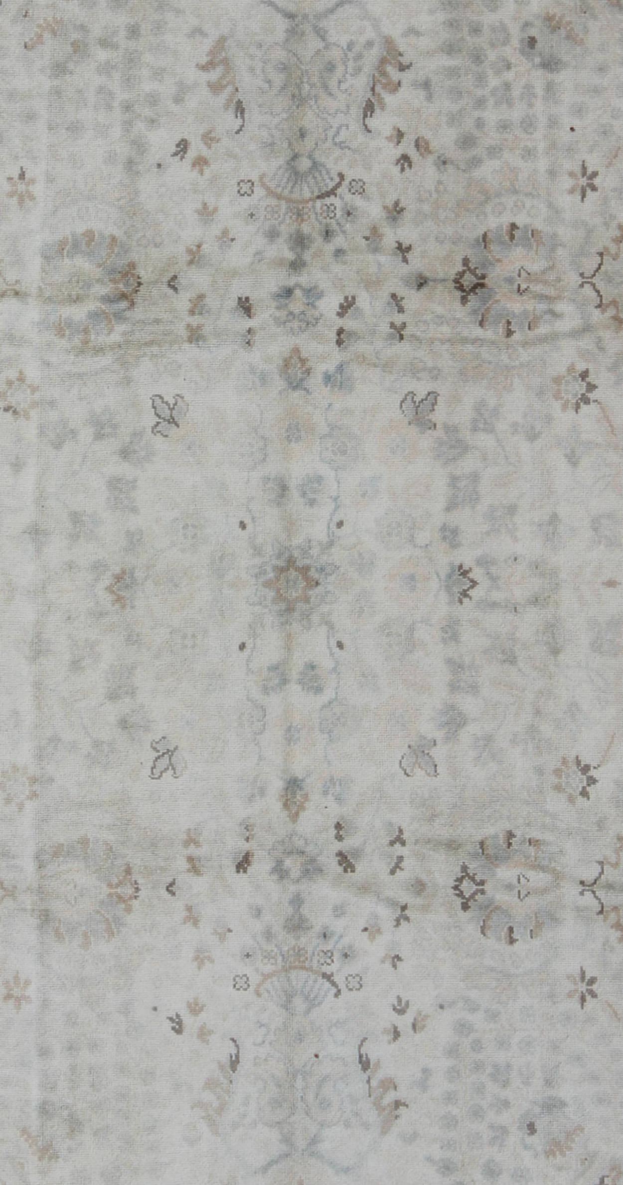 Misure: 6'0 x 9'9

Prodotta a metà del XX secolo in Turchia, questa Oushak d'epoca è caratterizzata da una composizione di Oushak elegante e altamente rappresentativa. Il tappeto comunica magnificamente i punti di forza della tessitura dei tappeti