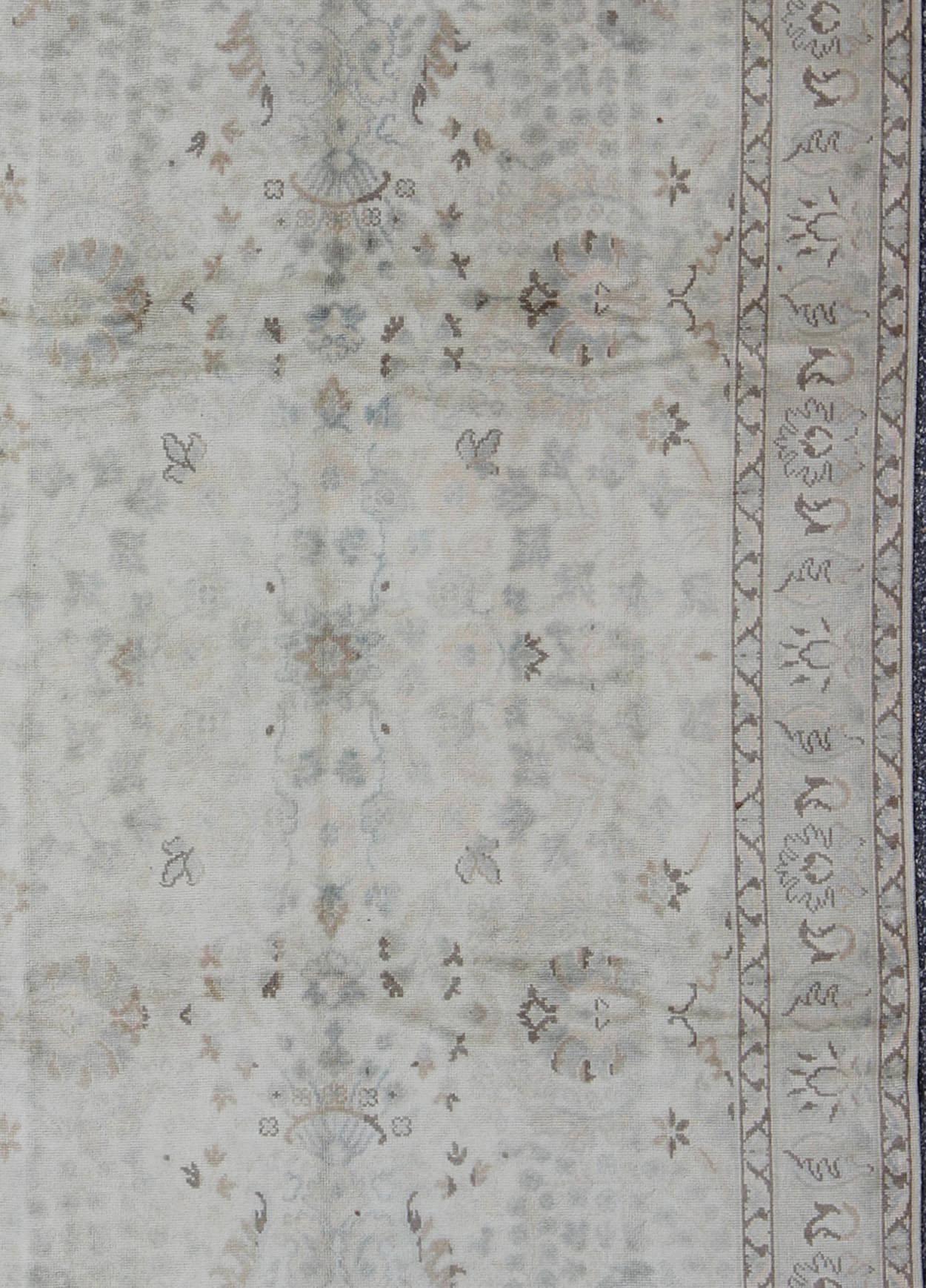 Tappeto Oushak turco vintage neutro con design floreale e medaglioni In condizioni buone in vendita a Atlanta, GA