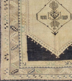 Tappeto turco vintage Oushak con medaglione centrale in crema e blu