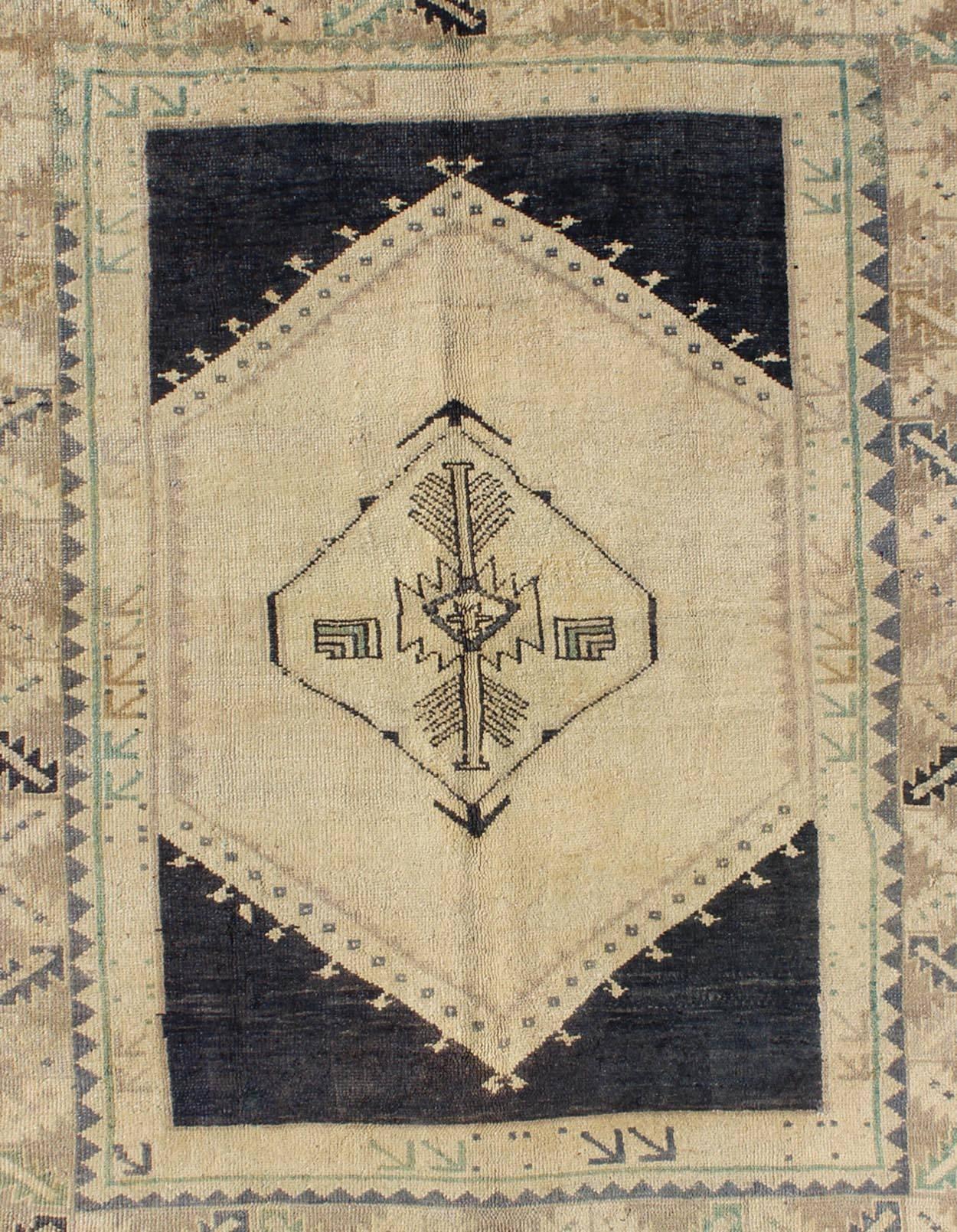 Hand-Knotted Vintage Turkish Oushak Rug with Central Medallion in Cream and Blue For Sale