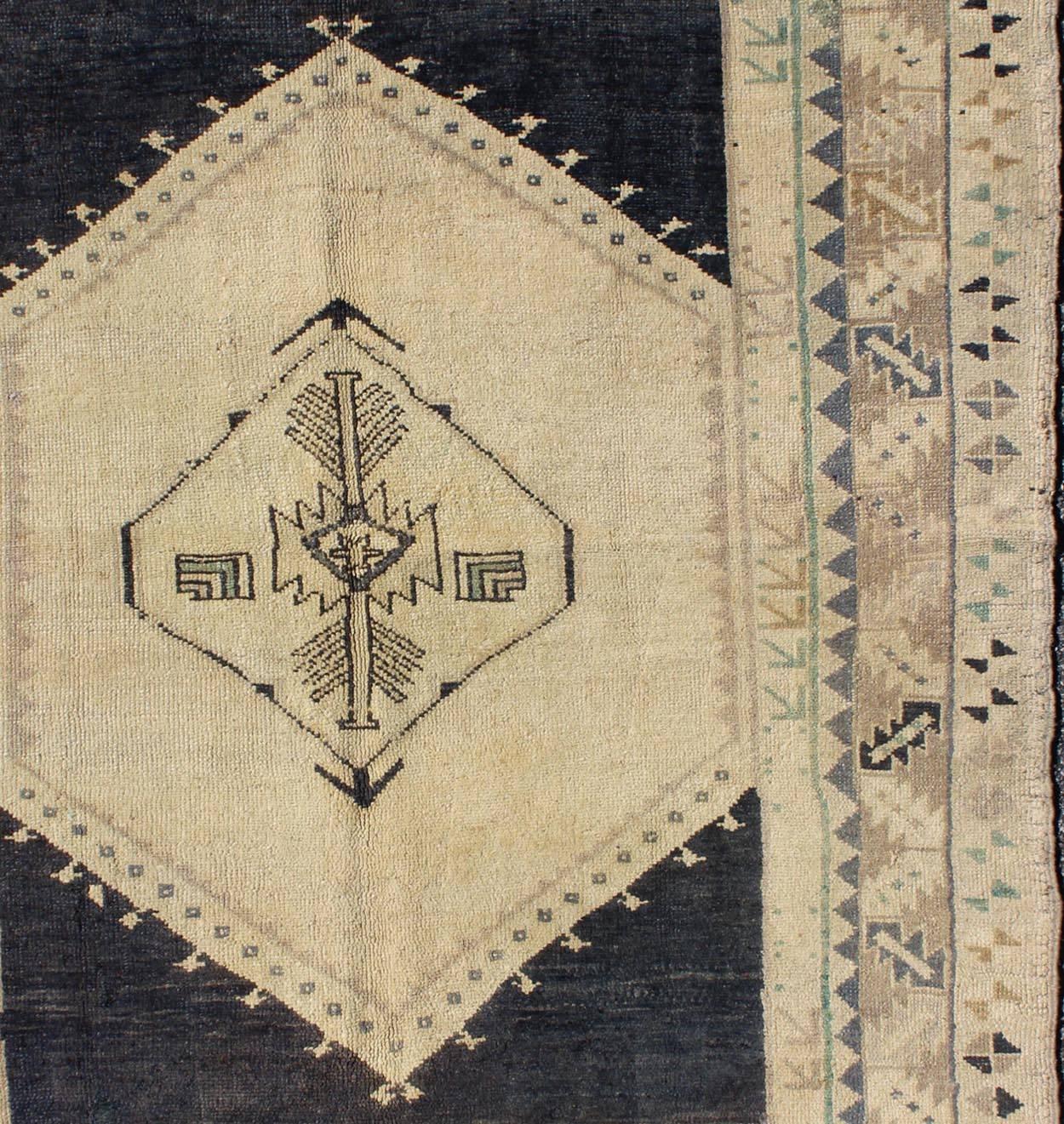 Vintage Turkish Oushak Rug with Central Medallion in Cream and Blue In Good Condition For Sale In Atlanta, GA
