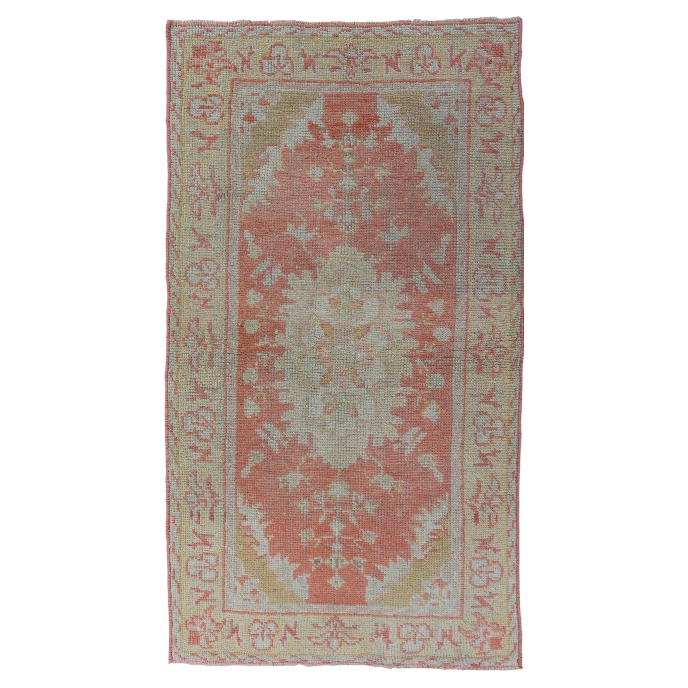 Ancien tapis turc Oushak à motifs floraux et fond corail en vente