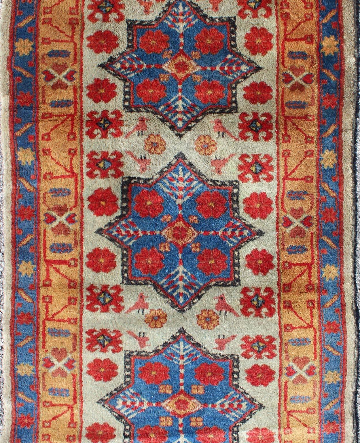 Oushak Tapis turc vintage avec motif d'étoiles en vert clair, orange, rouge et bleu   en vente