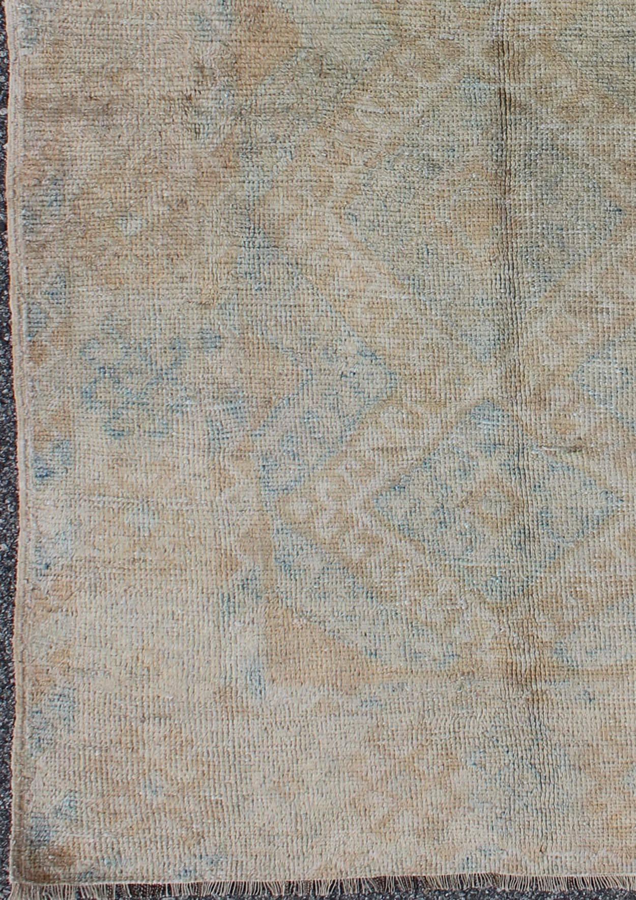 Turkish Oushak Rug With Three Central Medallions in Muted Taupe and Pale Blue

Turkish Oushak Rug With Three Central Medallions in Muted Taupe and Pale Blue. Keivan Woven Arts / rug TU-UGU-136092, country of origin / type: Turkey / Oushak, circa