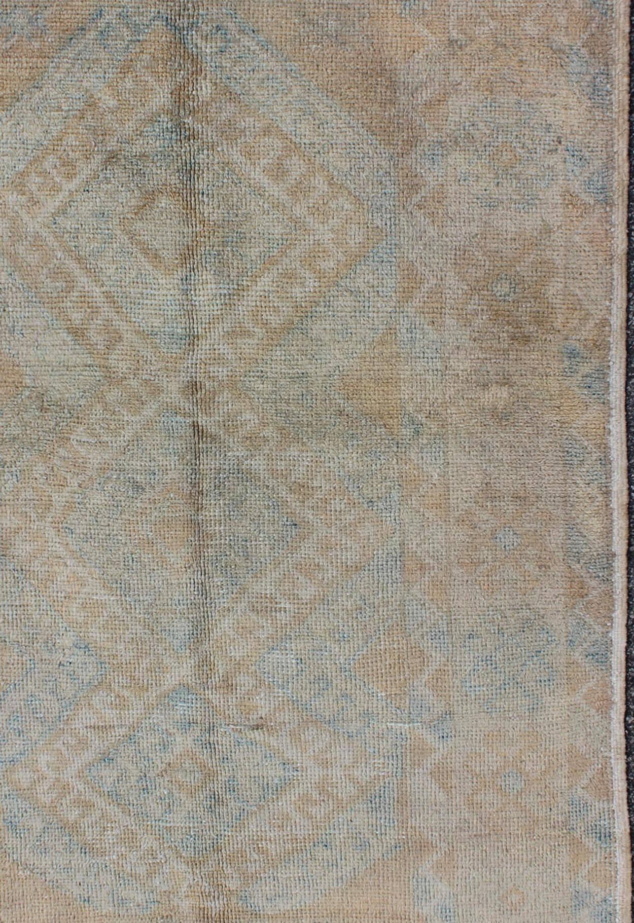 Turkish Oushak Rug with Three Central Medallions in Muted Taupe and Pale Blue In Good Condition In Atlanta, GA