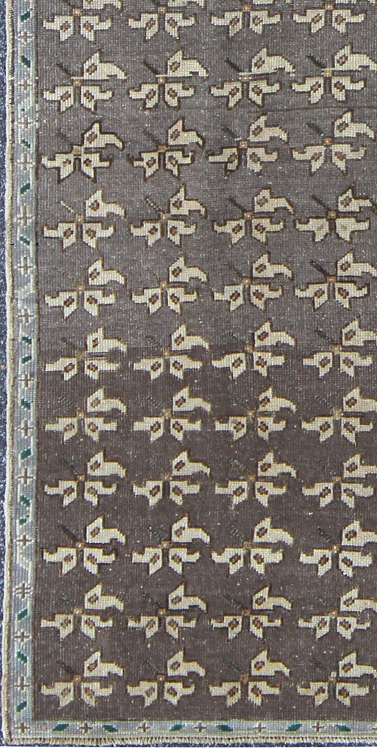 The design of this beautiful Tulu runner is enhanced by its lustrous wool. Its medium-gray ground is home to an all-over design of leaves and vines rendered in gray, ivory, and charcoal. A truly remarkable and unique piece.
Measures: 2.10 x 8.9.