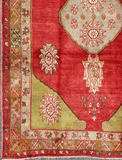 Tappeto turco Konya con medaglione in rosso, verde lime, grigio, giallo e avorio