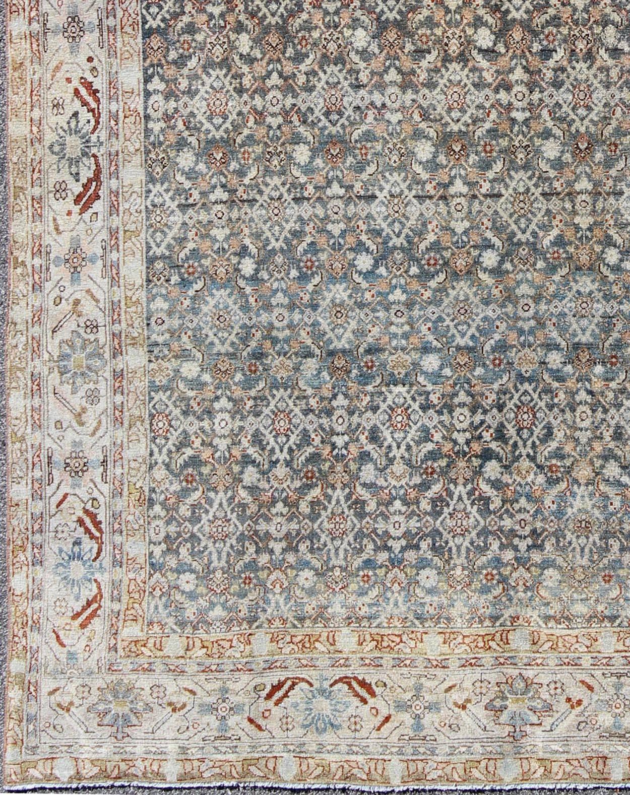 Tapis persan antique Malayer avec des motifs Herati en bleu acier, gris, sarcelle, bleu clair, rouge et ivoire.  SUS-163,  Antique distressed rug Persian destressed rug Antique Persian distressed Malayer 

Ce tapis persan Malayer ancien et en