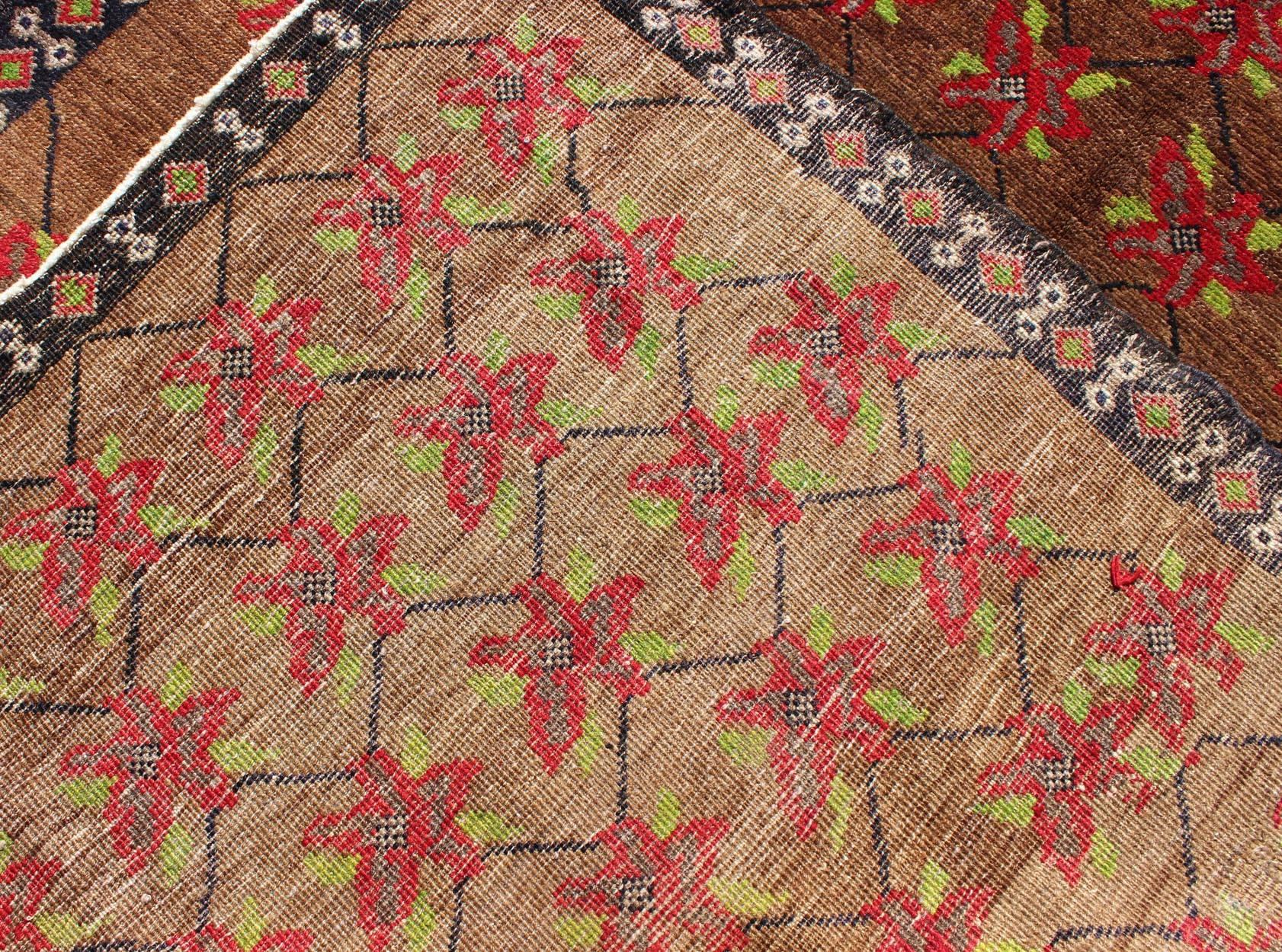 Türkischer Oushak-Teppich mit Poinsettia-Muster und hellbraunem Hintergrund im Angebot 1