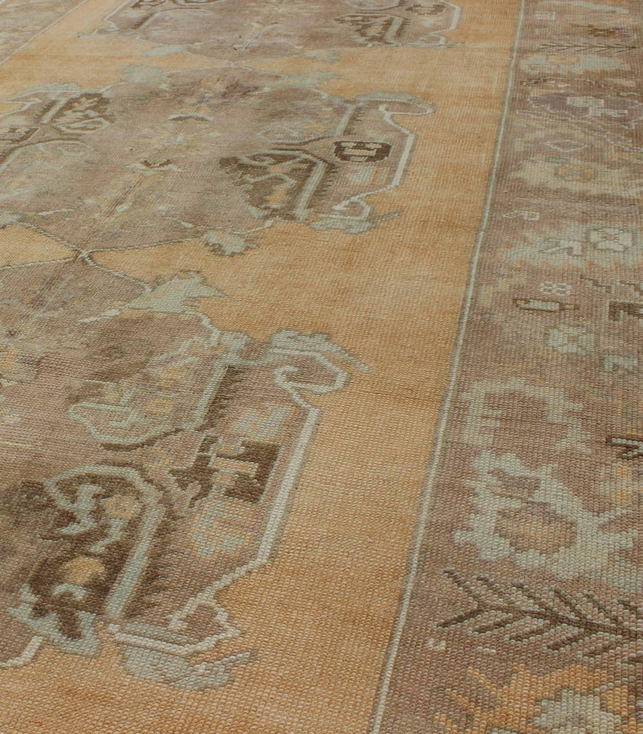 Alfombra antigua Oushak con tres medallones centrales sobre un campo de color arena tenue en Excelente estado para la venta en Atlanta, GA