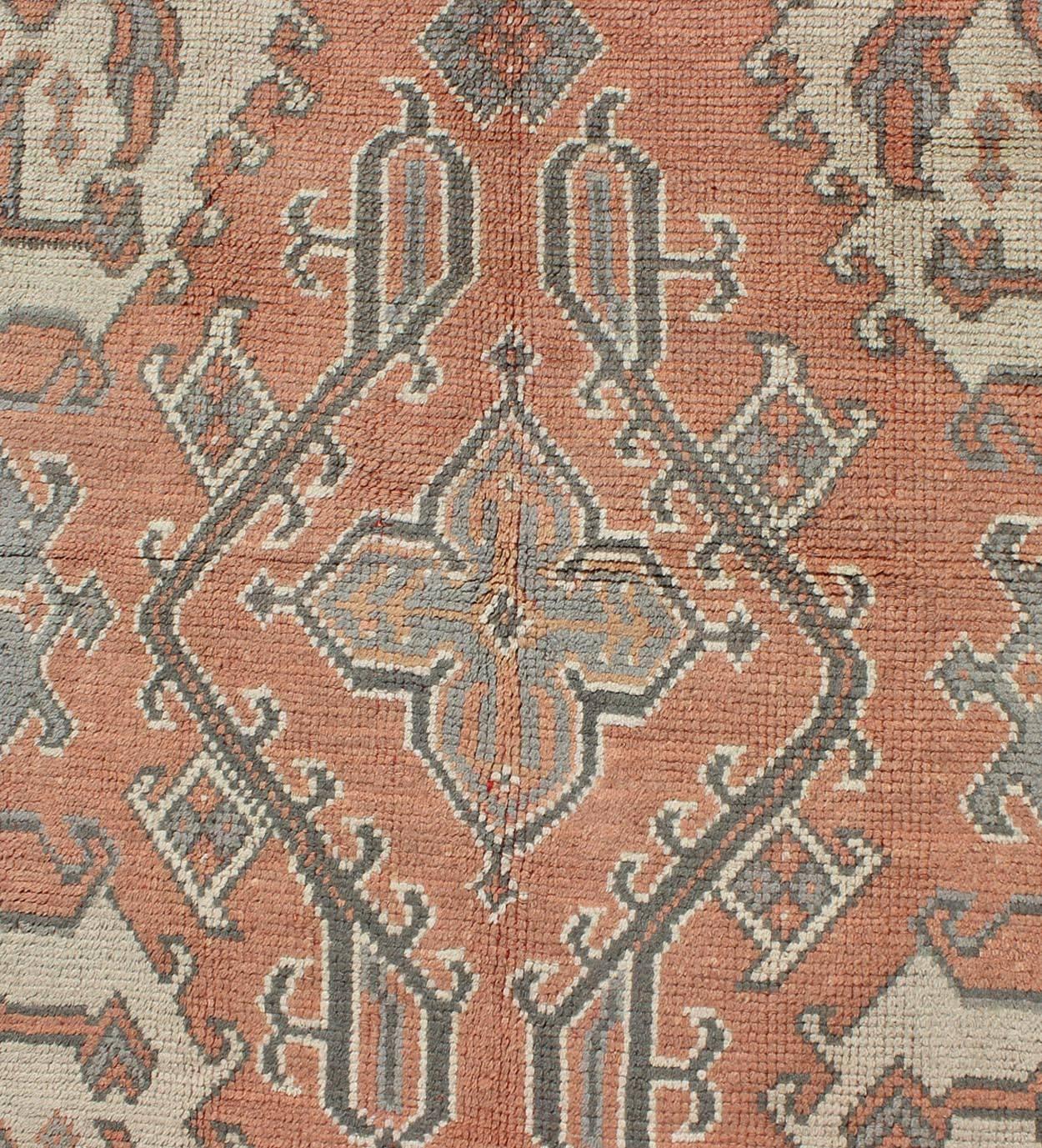 Early 20th Century Antique Oushak Rug from Turkey with Central Medallion and Sub-Geometric Elements For Sale