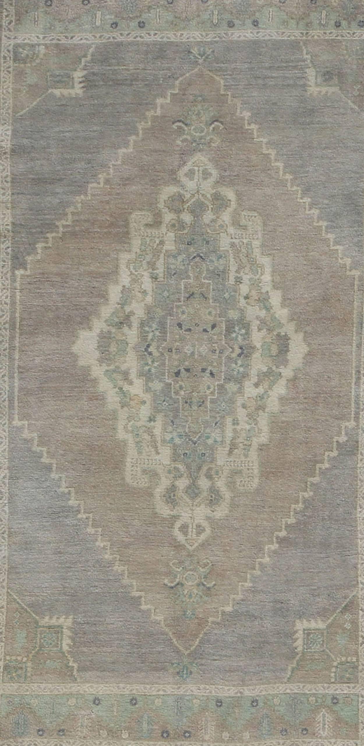 Alfombra turca vintage Oushak en lavanda, verde claro y gris Turco