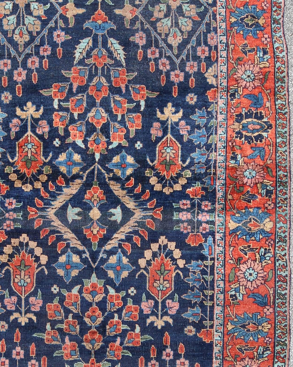 Antiker persischer Täbriz-Teppich mit botanischen Elementen in Marineblau, Rot-Orange (Persisch) im Angebot