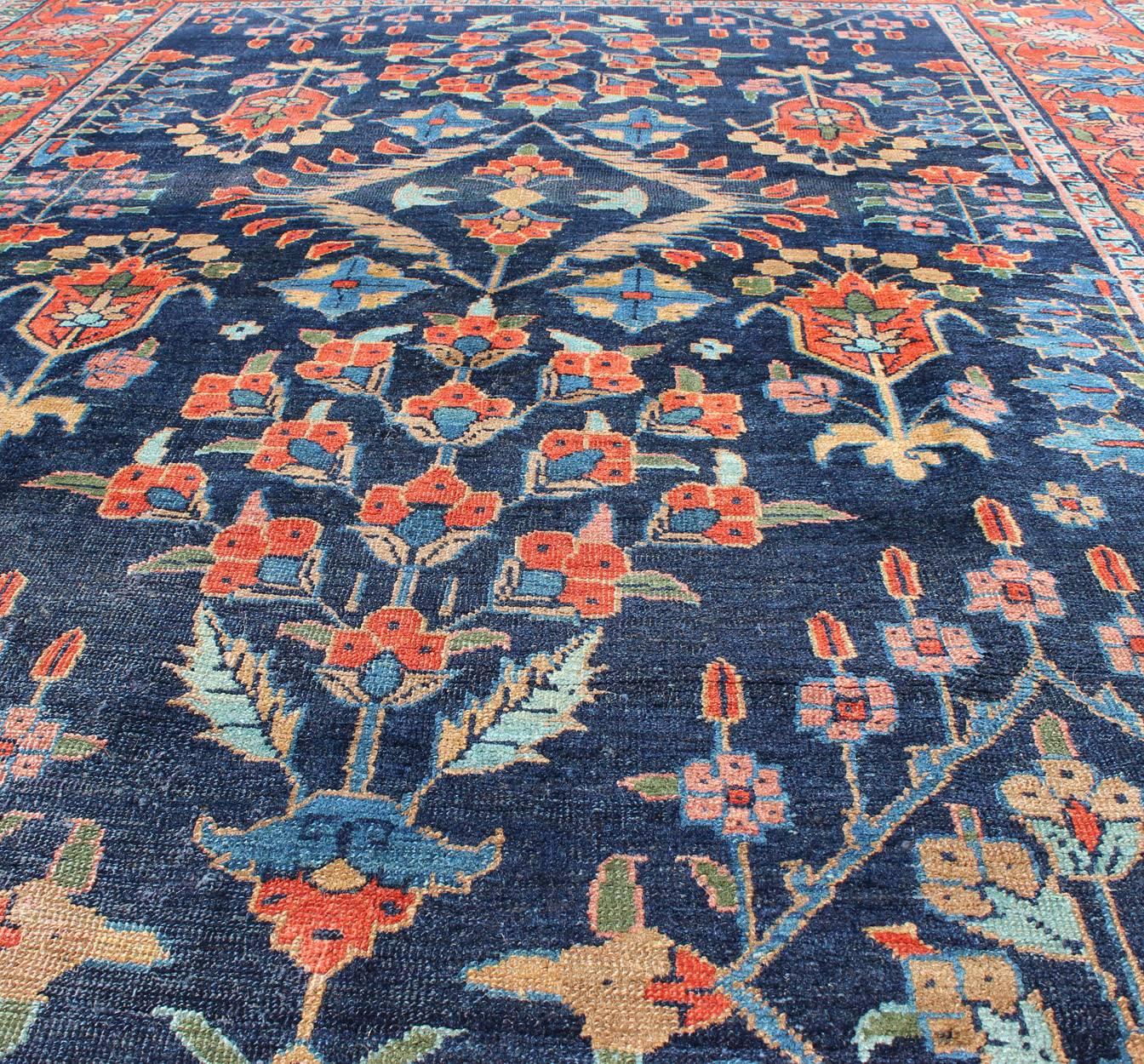 Antiker persischer Täbriz-Teppich mit botanischen Elementen in Marineblau, Rot-Orange im Zustand „Gut“ im Angebot in Atlanta, GA