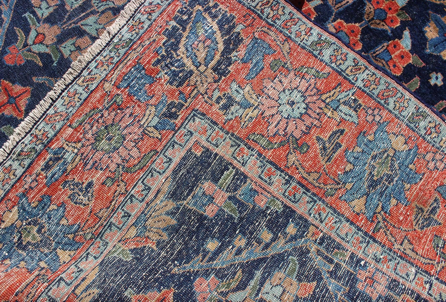 Antiker persischer Täbriz-Teppich mit botanischen Elementen in Marineblau, Rot-Orange (Frühes 20. Jahrhundert) im Angebot