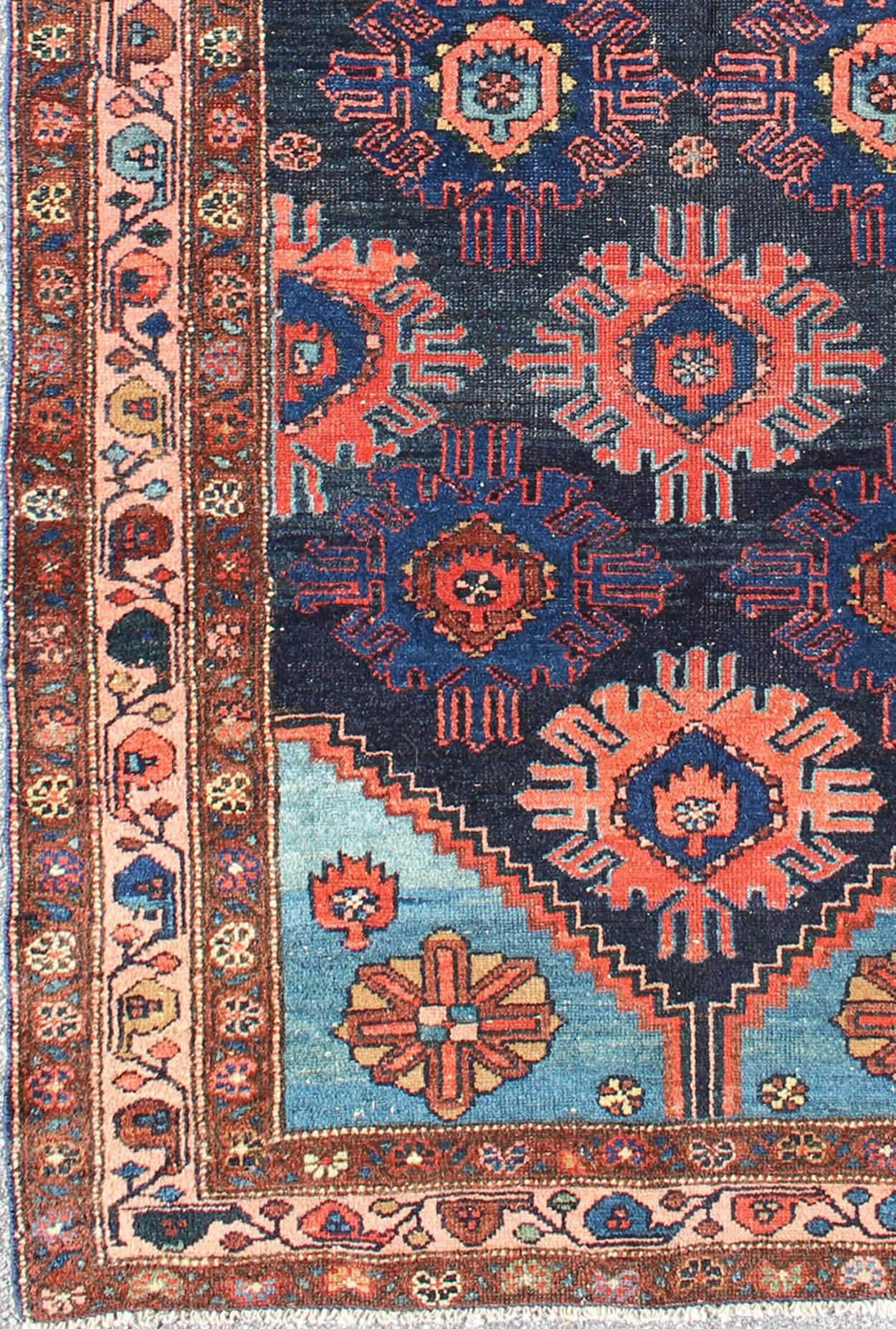 Misure: 3'4 x 6'4. 
Antico tappeto persiano Malayer con disegno floreale sub-geometrico 3'3 