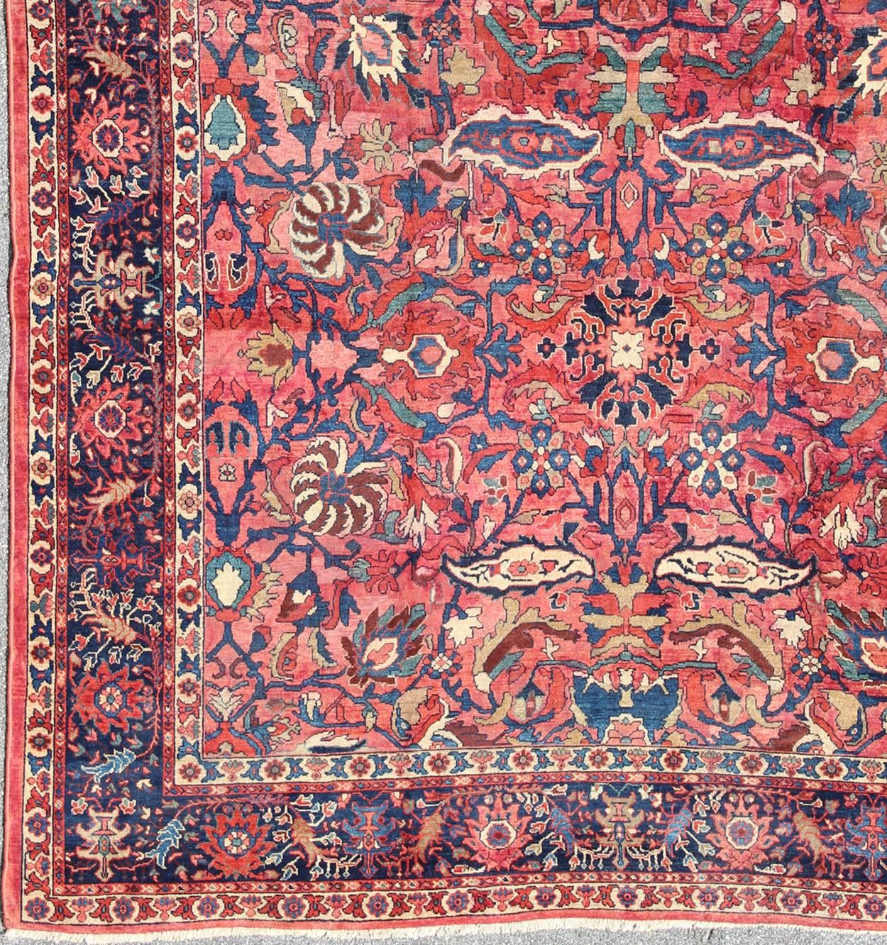 Ancien tapis persan Sultanabad avec de grandes palmettes et des fleurs en rouge rose. Rouge rosé et bleu. 11-20207, 10'8 x 14'8 Persan ancien. Cet ancien sultanabad persan des années 1900 s'appuie fortement sur des détails exquis ainsi que sur des