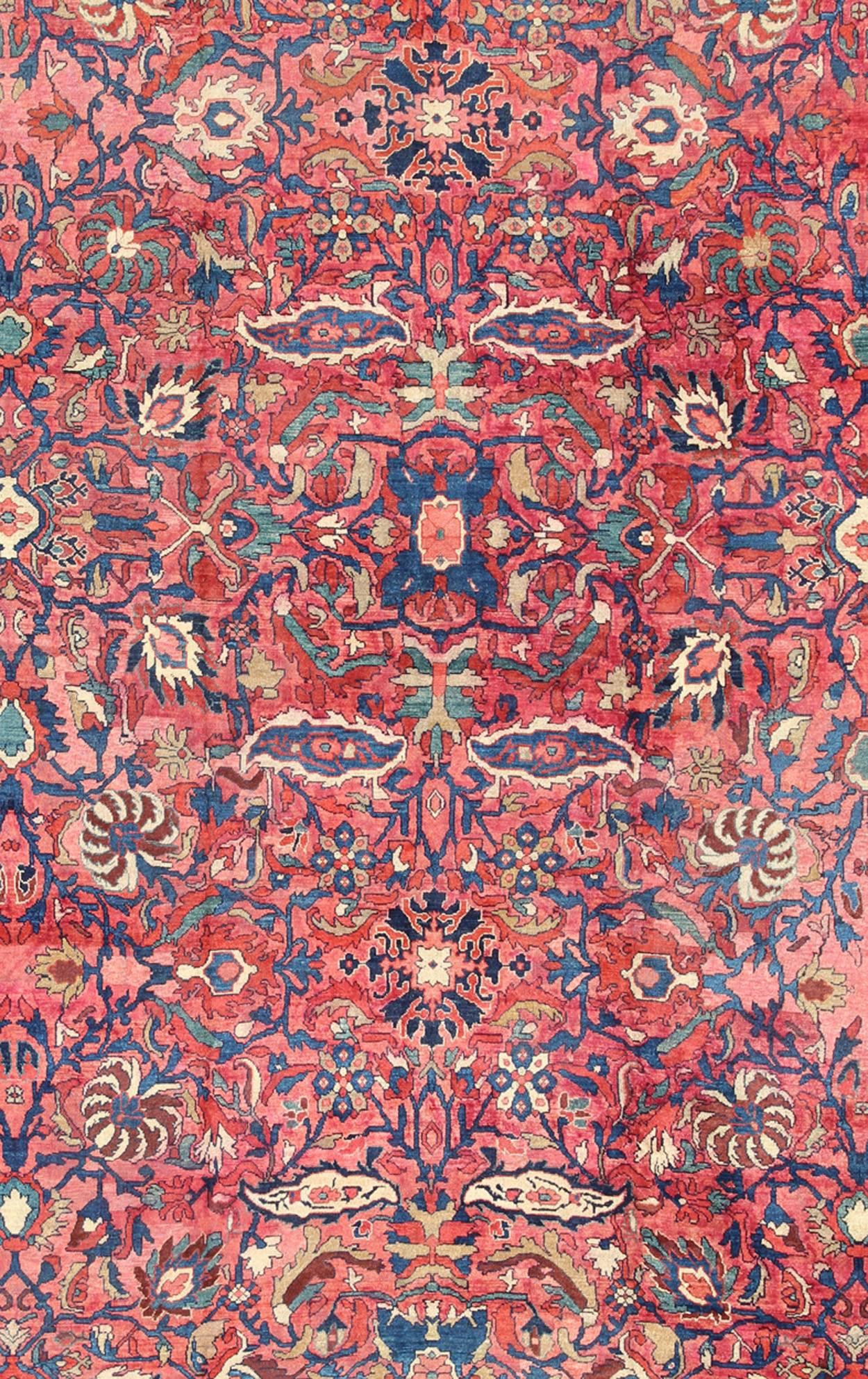 Perse Grand tapis persan Sultanabad avec de grandes palmettes rouges, roses et bleues en vente
