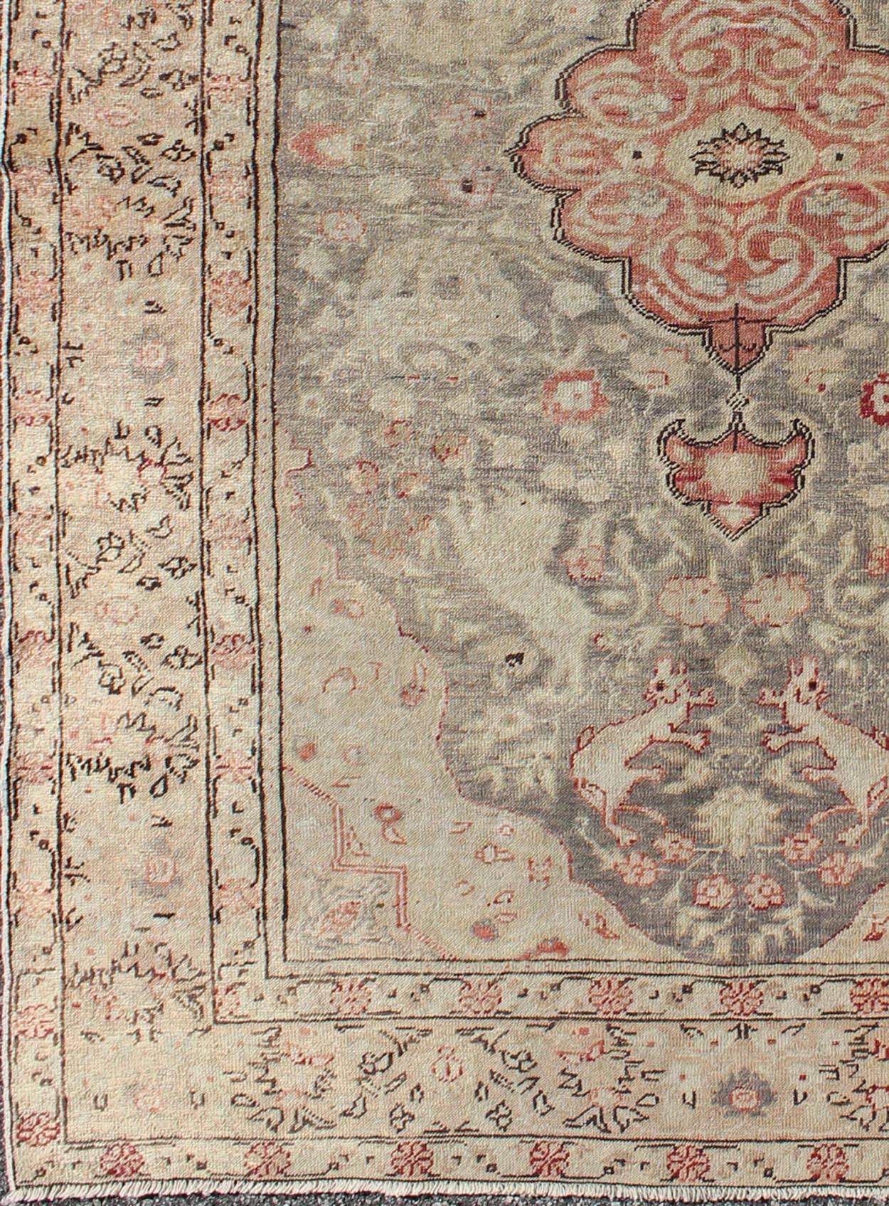 Feiner türkischer Oushak-Teppich mit floralen Motiven in Creme, Rosa und Rot   teppich/mh-10924, herkunft/türkei

Dieser schöne Teppich aus der Mitte des 20. Jahrhunderts aus der Türkei weist ein klassisches Oushak-Muster auf. Der hellgraue Grund
