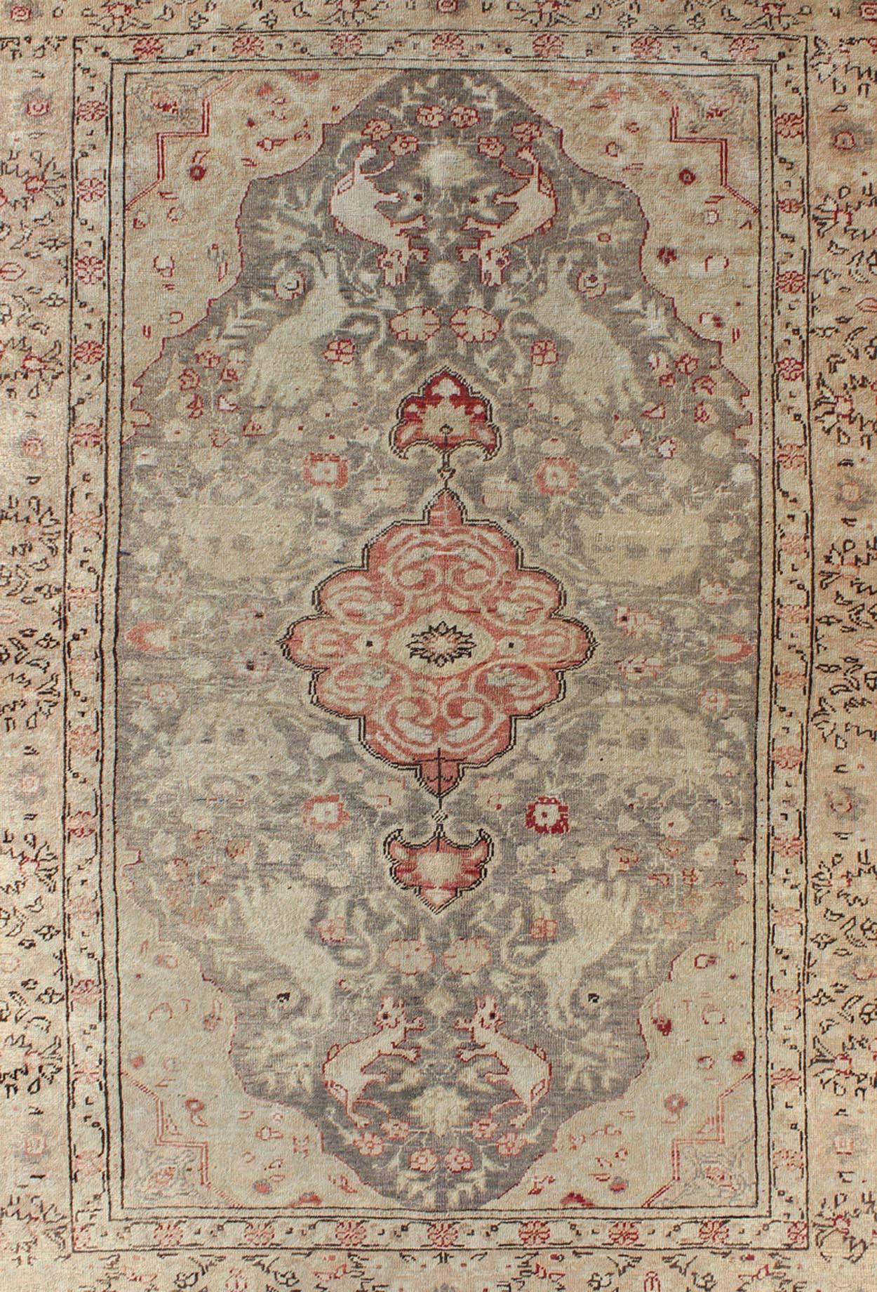 Türkischer Oushak-Teppich mit floralen Motiven in Creme, Rosa und Rot auf grauem Feld (Handgeknüpft) im Angebot