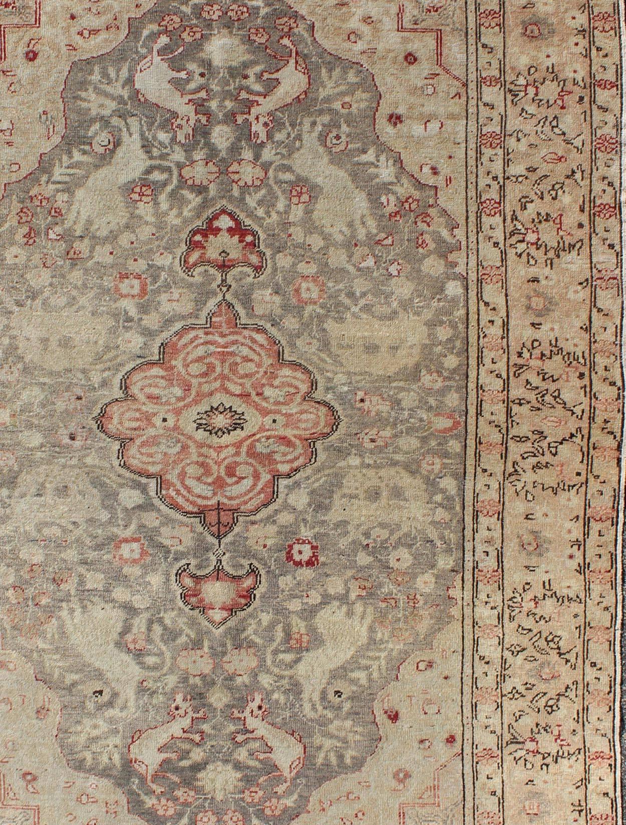 Türkischer Oushak-Teppich mit floralen Motiven in Creme, Rosa und Rot auf grauem Feld im Zustand „Hervorragend“ im Angebot in Atlanta, GA